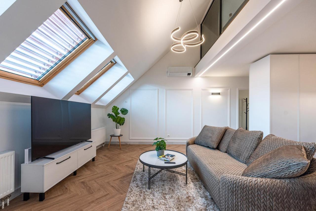 Apartment Cohost I Premium Residences I On The Historic Pilies Street I Self Check-in Wilna